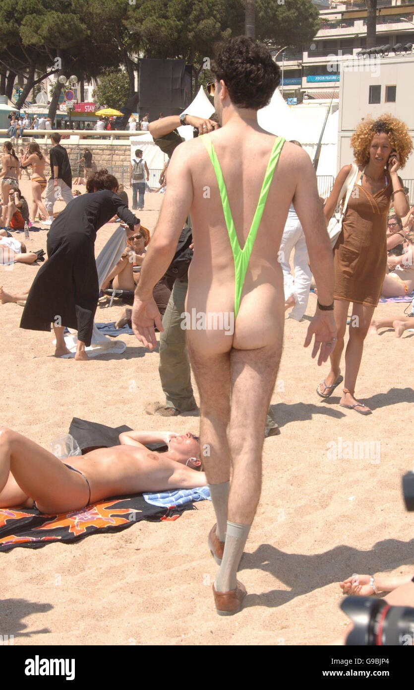 Sacha Baron Cohen Borat/pose pour les photographes pendant une séance de photos pour le film 'Borat-The' sur la plage de Cannes. Banque D'Images
