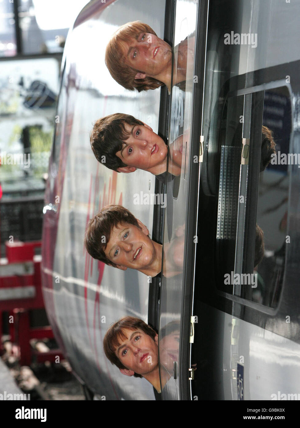 Les modèles de cire des Beatles arrivent à la gare de Lime Street à Liverpool. APPUYEZ SUR ASSOCIATION photo. Banque D'Images