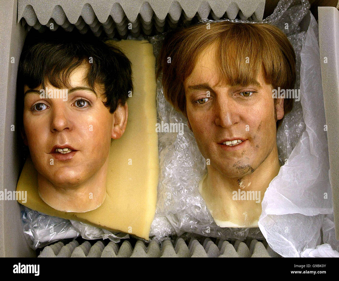 Les modèles de cire des Beatles arrivent à la gare de Lime Street à Liverpool. APPUYEZ SUR ASSOCIATION photo. Date de la photo: Mercredi 24 mai 2006. Les tout premiers modèles de cire de l'ère de la nuit du Hard Day vont au musée Beatles Story à Liverpool. APPUYEZ SUR ASSOCIATION photo. Le crédit photo devrait se lire: Martin Rickett/PA Banque D'Images