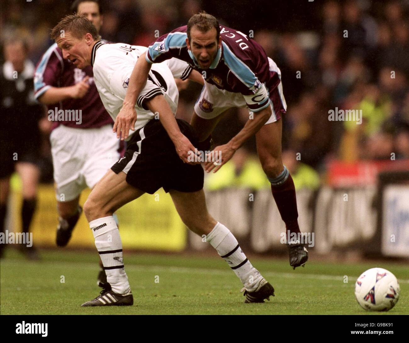 Soccer - FA Carling Premiership - Derby County v West Ham United. l-r; Jacob Laursen du comté de Derby s'attaque à Paolo Di Canio de West Ham United Banque D'Images