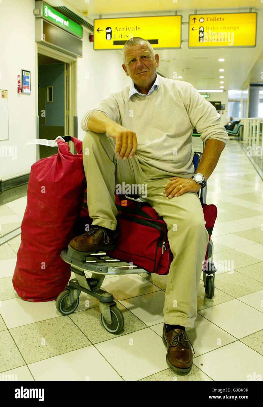 Le rameur Tim Bradbury revient à l'aéroport de Gatwick, dans le Sussex, après avoir traversé l'Atlantique. Banque D'Images