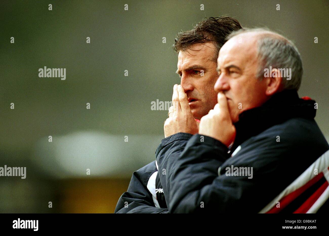 Kevin Ratcliffe (l), directeur de la ville de Shrewsbury, et David Fogg, assistant (r) qui doivent maintenant faire sortir Shrewsbury Town du Bas de la troisième division à aviod relegation à la Conférence nationale après avoir perdu 2-4 à Rochdale Banque D'Images