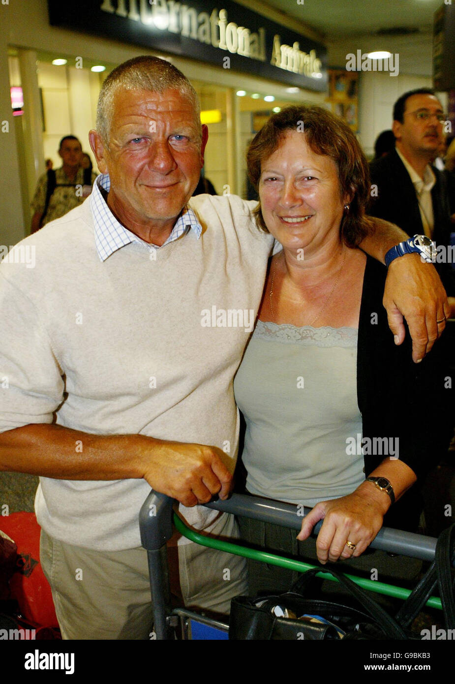 Le rameur Tim Bradbury, accompagné de sa femme Liz, revient à l'aéroport de Gatwick, dans le Sussex, après avoir effectué un voyage à travers l'Atlantique. Banque D'Images