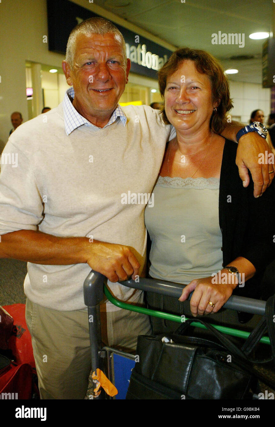 Le rameur Tim Bradbury, accompagné de sa femme Liz, revient à l'aéroport de Gatwick, dans le Sussex, après avoir effectué un voyage à travers l'Atlantique. Banque D'Images