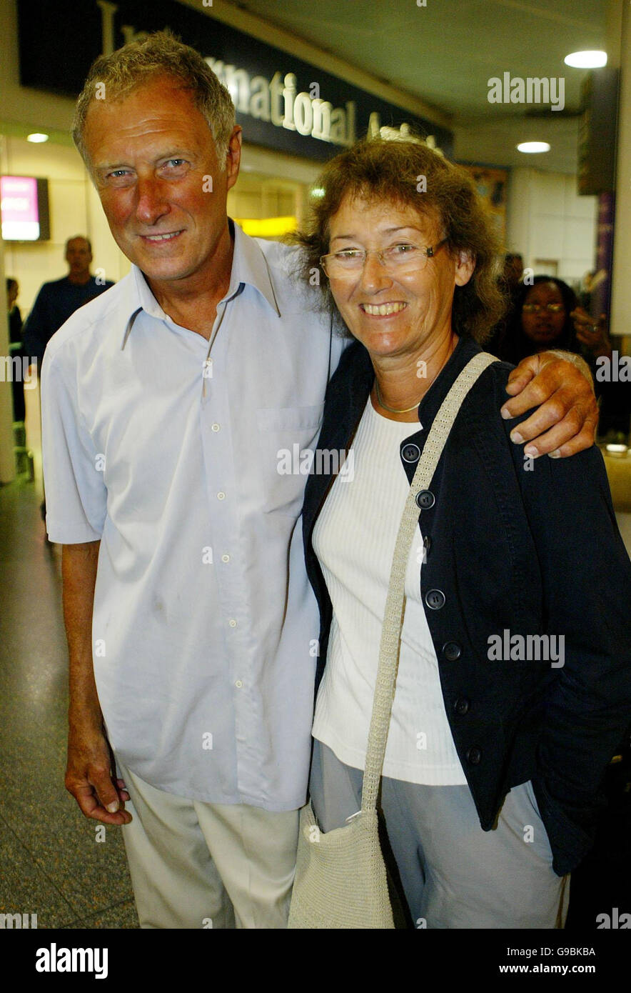 Le rameur Mick Norman, accompagné de sa femme Pat, revient à l'aéroport de Gatwick, à Sussex, après avoir effectué un voyage à travers l'Atlantique. Banque D'Images