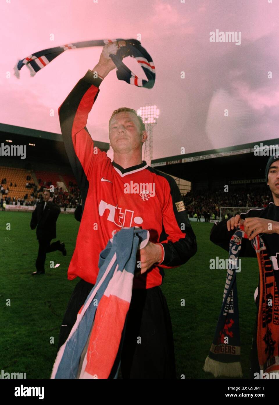 Scottish Soccer - Bank of Scotland Premier League - St.Johnstone v Rangers.La star allemande des Rangers, Jorg Albertz, célèbre la victoire au championnat. Banque D'Images