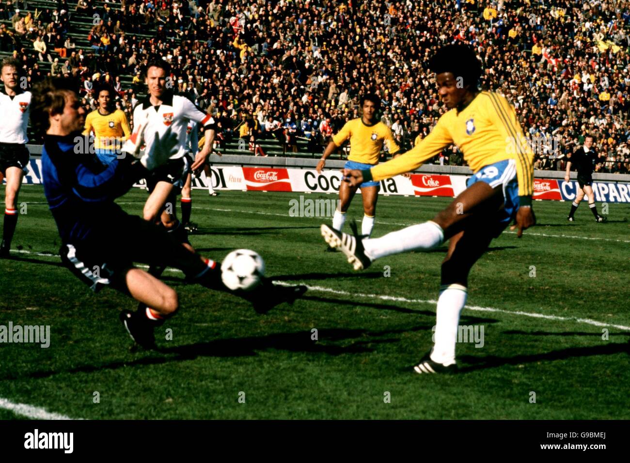 Football - coupe du monde Argentine 1978 - Groupe 3 - Autriche / Brésil.Friedl Koncilia d'Autriche sauve un coup de feu de Jorge Mendonca du Brésil Banque D'Images