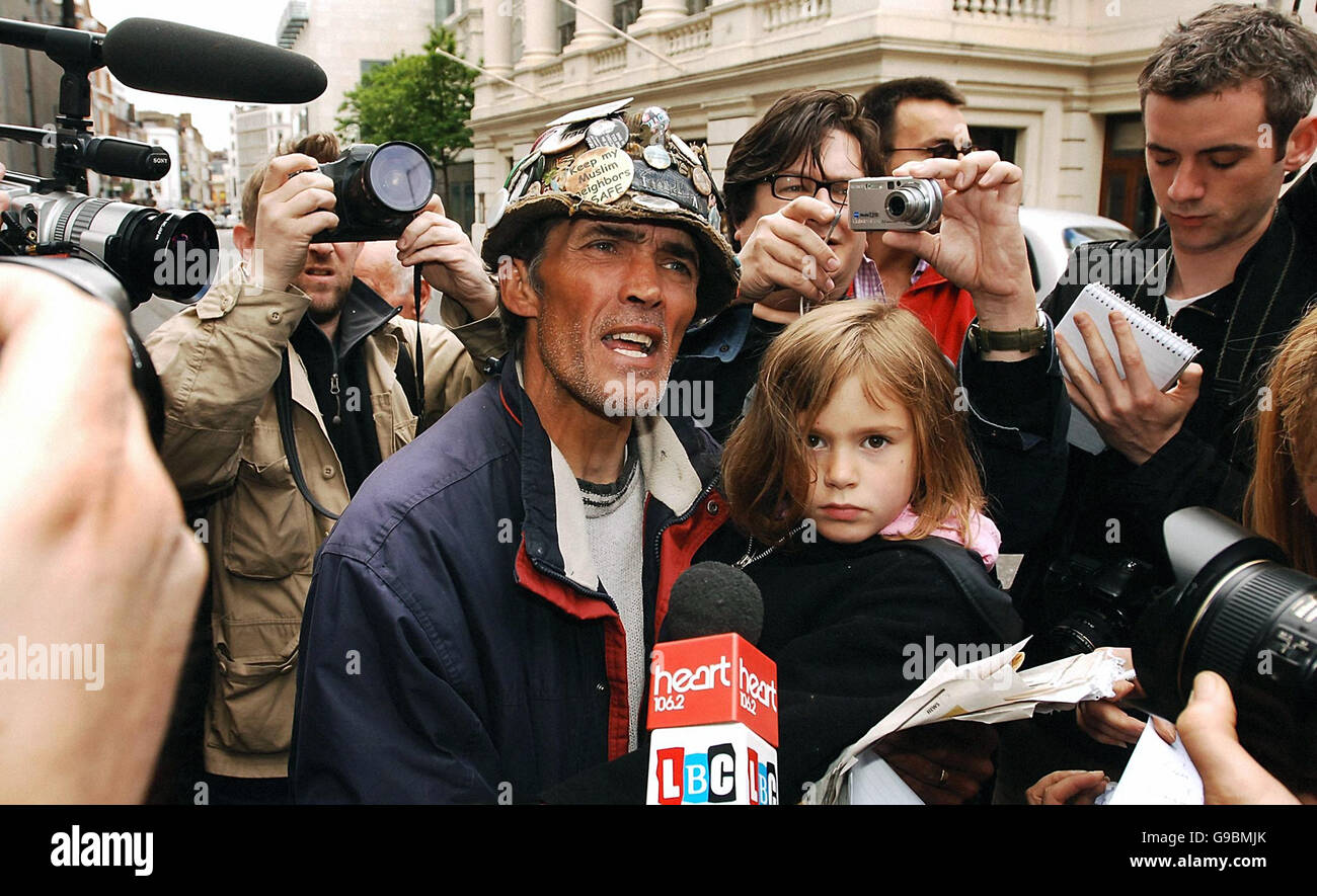 Brian Haw, le protestant anti-guerre de la place du Parlement, parle aux médias en attente alors qu'il quitte la cour des magistrats de la rue Bow, à Londres. Banque D'Images