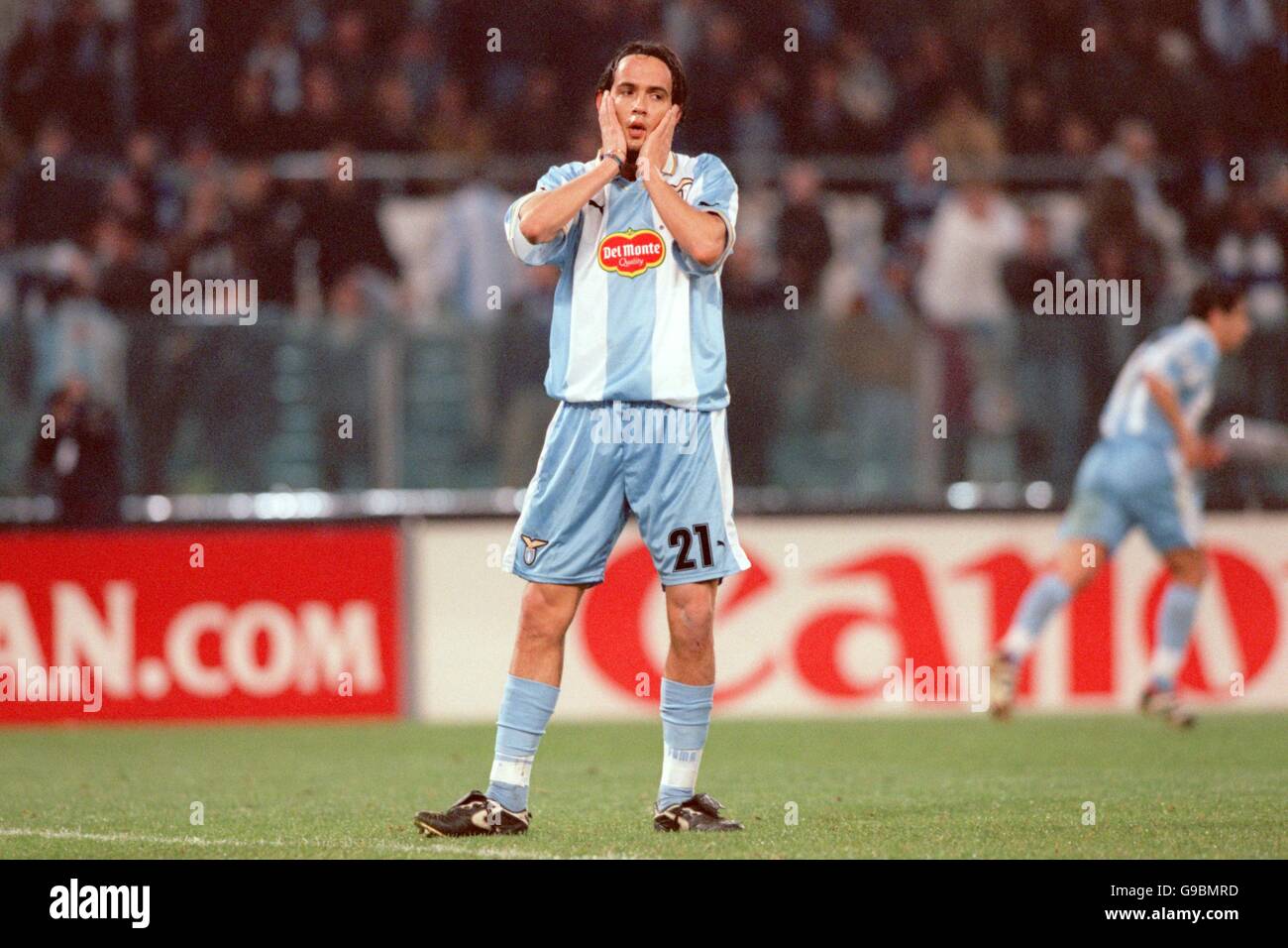 Football - Ligue des champions de l'UEFA - deuxième étape finale - Lazio / Valence.Simone Inzaghi de Latium tient la tête après avoir manqué une chance Banque D'Images