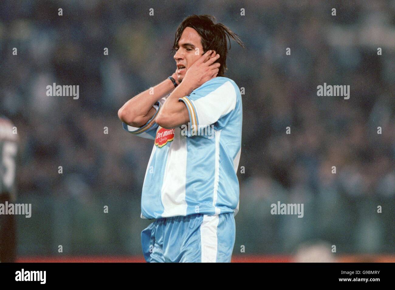 Football - Ligue des champions de l'UEFA - deuxième étape finale - Lazio / Valence.Simone Inzaghi de Latium tient la tête après avoir perdu une autre chance Banque D'Images