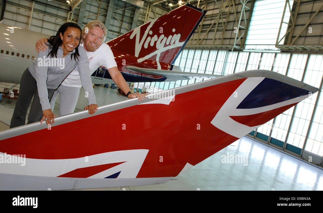 L'entrepreneur de Virgin Atlantic, Sir Richard Branson et Dame Kelly Holmes, désormais entraîneur d'athlétisme, sur l'aile d'un Virgin Airbus dans un hangar à l'aéroport d'Heathrow, après que la compagnie aérienne a annoncé qu'elle s'est associée à UK Sport pour lancer « Flying Start », Un programme offrant une gamme d'avantages de voyage à 450 des meilleurs athlètes de Grande-Bretagne. Banque D'Images