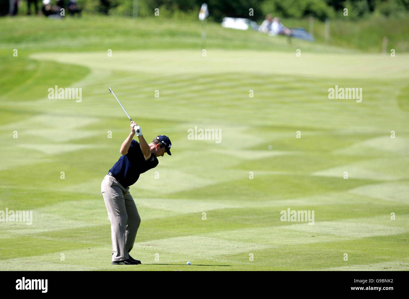 Mark Foster, en Angleterre, joue son deuxième tir au 17e vert lors de la troisième partie de l'Open du Celtic Manor Wales au Celtic Manor Resort, près de Newport. Banque D'Images