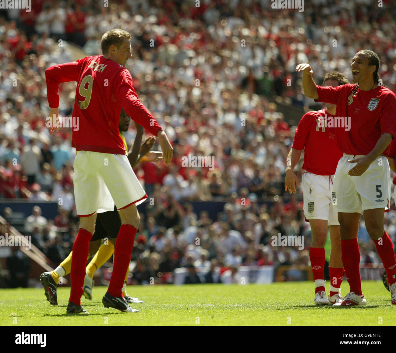 Football - International friendly - Angleterre / Jamaïque - Old Trafford.Peter Crouch célèbre après avoir marquant le troisième but de l'Angleterre avec sa danse « robot » contre la Jamaïque. Banque D'Images