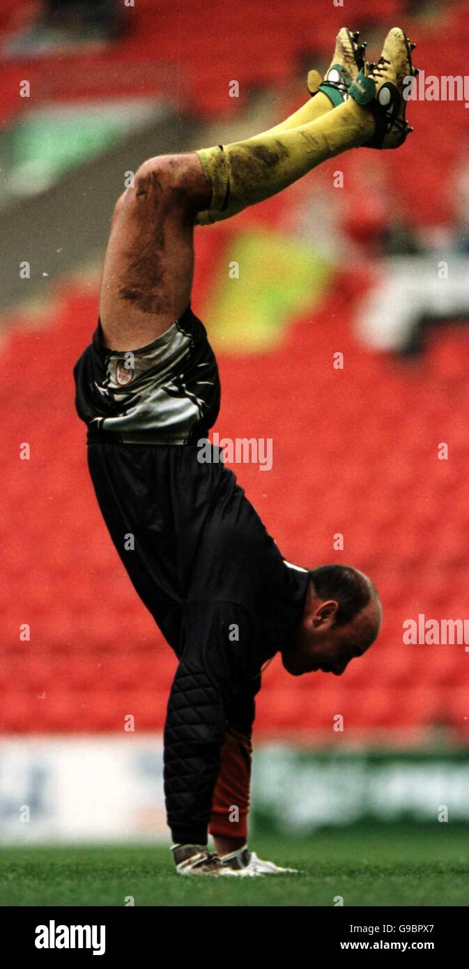 Football - Ronnie Moran témoignage - Liverpool v Celtic.L'ancien gardien de but de Liverpool Bruce Grobbelaar sait encore célébrer Banque D'Images