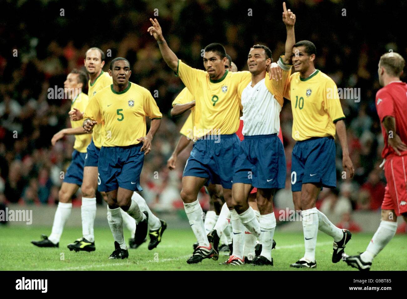 (l-r) Cesar Sampaio, le buteur Giovane Elber, Cafu et Rivaldo célèbrent le premier but Banque D'Images