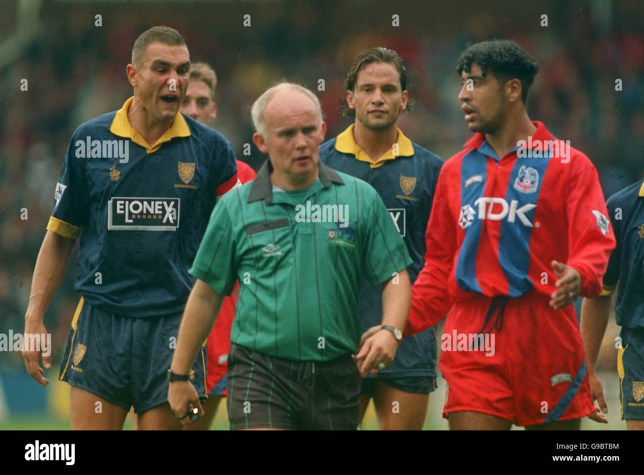 17-SEPT-94 ... Football ... Vinnie Jones, Wimbledon a des mots avec l'arbitre Keith Cooper Banque D'Images