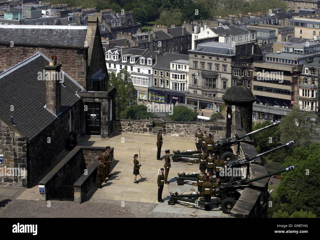 Les cadets du corps de formation des officiers de la City of Edinburgh University saluent au château d'Édimbourg un hommage de 21 armes à feu pour célébrer le 85e anniversaire du duc d'Édimbourg. Banque D'Images