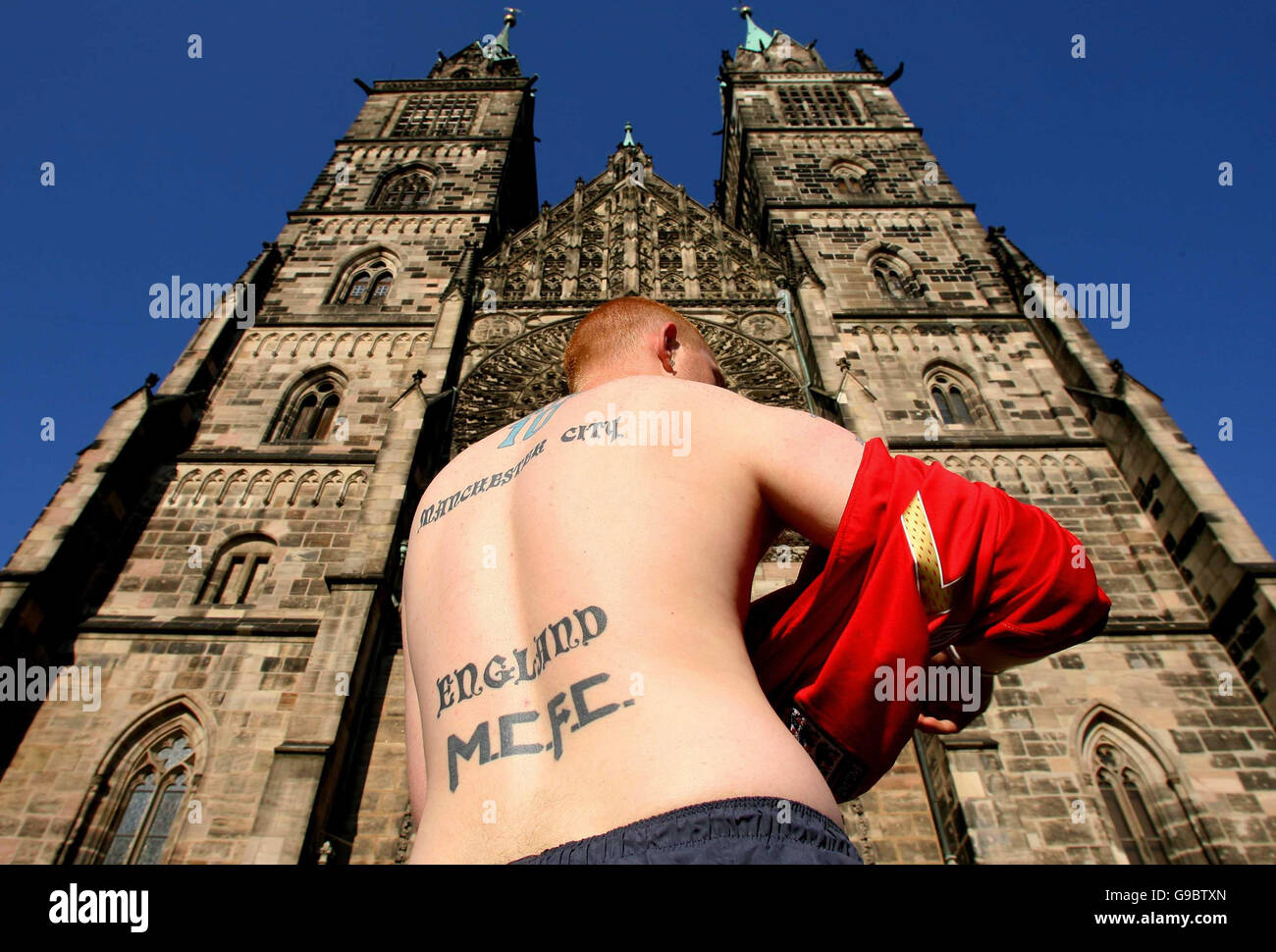 Ventilateur Angleterre Gareth Hayes, de Manchester, montre son tatouage à l'extérieur de l'église Saint-Laurent à Nuremberg, en Allemagne, avant la deuxième partie de l'Angleterre de la Coupe du Monde contre la Trinité-et-Tobago le jeudi. Banque D'Images