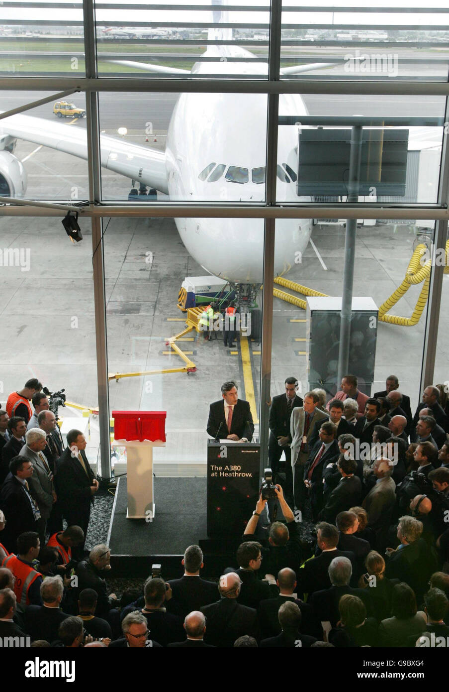 Le chancelier Gordon Brown s'adresse aux médias et aux invités après l'arrivée du plus grand avion de ligne au monde, le géant Airbus A380 de 555 places, à l'aéroport de Londres Heathrow. Banque D'Images