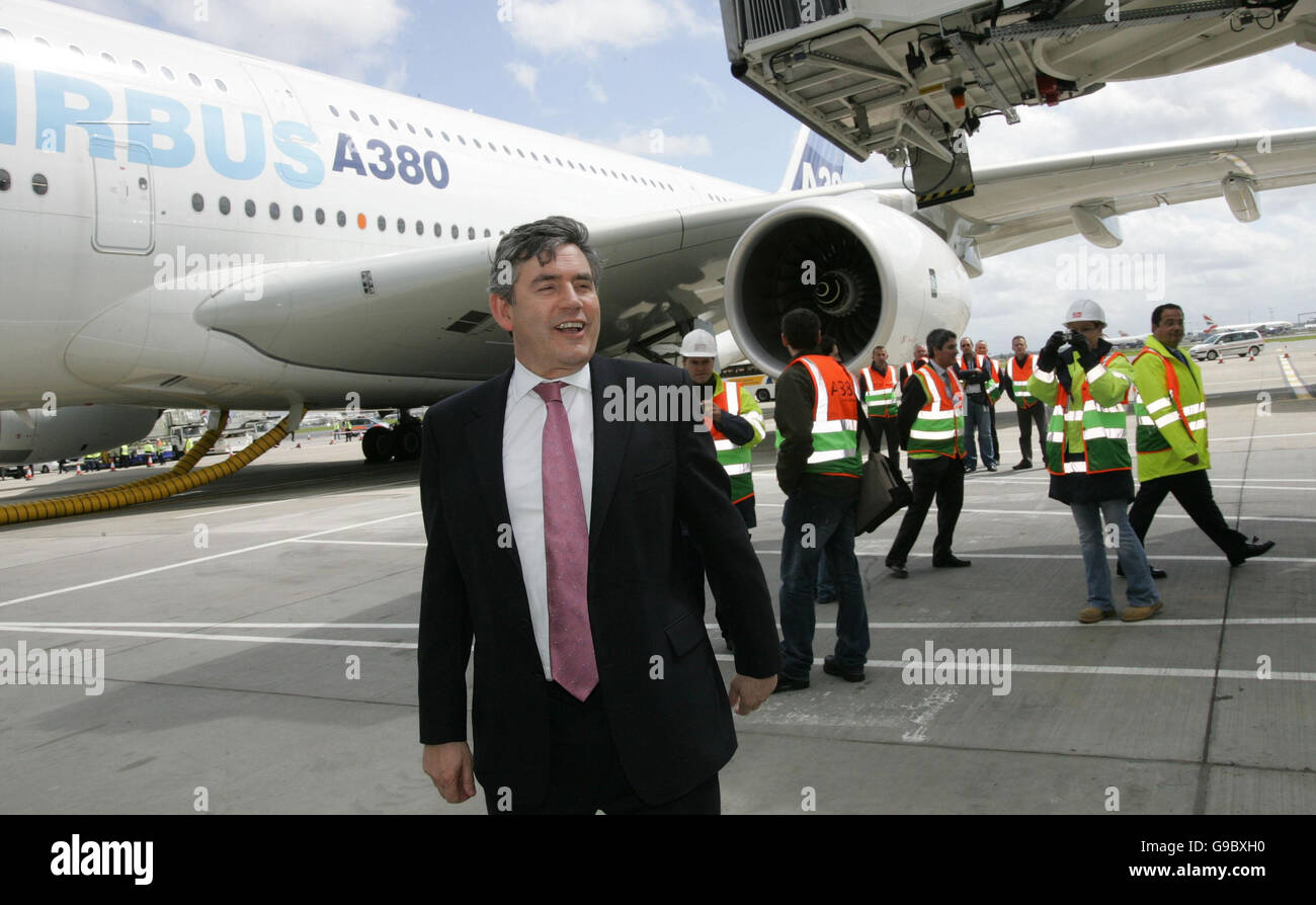 Le chancelier Gordon Brown passe devant le plus grand avion de ligne au monde, le géant Airbus A380 de 555 places, après avoir atterri à l'aéroport de Londres Heathrow. Banque D'Images