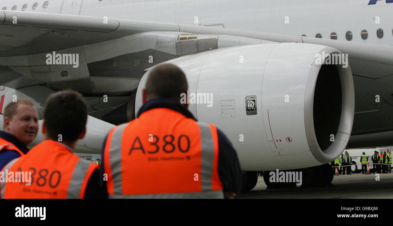 Le personnel d'Airbus regarde le plus grand avion de ligne au monde, le géant Airbus A380 de 555 places, après son arrivée à l'aéroport de Londres Heathrow. Banque D'Images