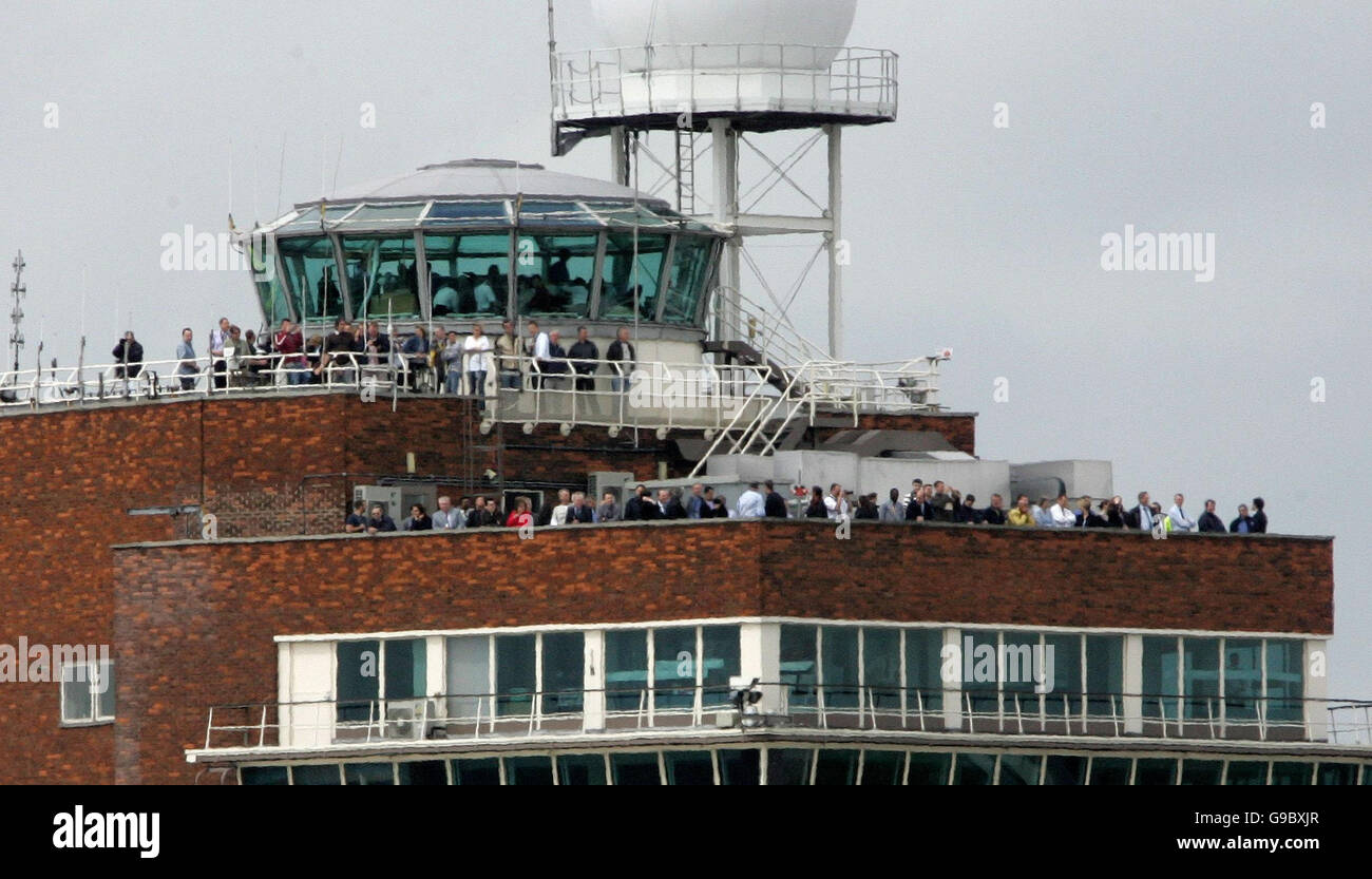 Les employés de l'aéroport regardent depuis la Tour de contrôle le plus grand avion de transport de passagers au monde, le géant Airbus A380 de 555 places, arrive à l'aéroport de Londres Heathrow. Banque D'Images