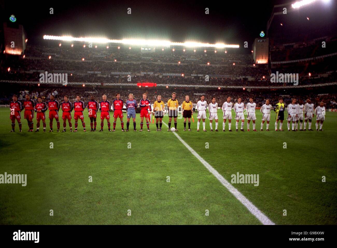 Football - Ligue des champions de l'UEFA - Groupe C - Real Madrid / Bayern Munich. Les deux équipes et les officiels font la queue avant le match Banque D'Images