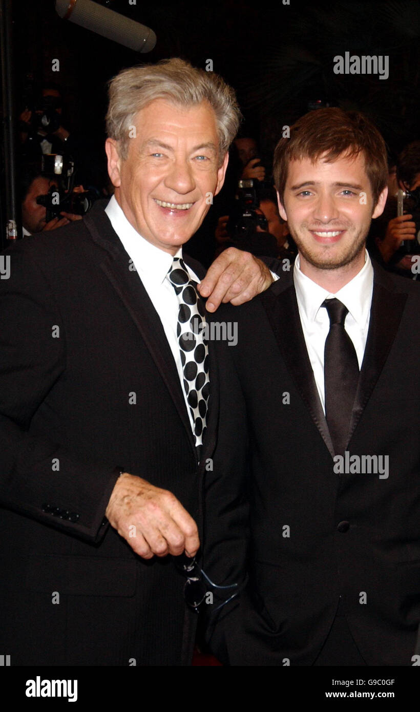 AP, IAN McKellen (L) et l'acteur américain Aaron Stanford arrivent pour la première de 'X-Men III - The Last Stand' au Palais des Festival lors du 58e Festival de Cannes, en France. Banque D'Images