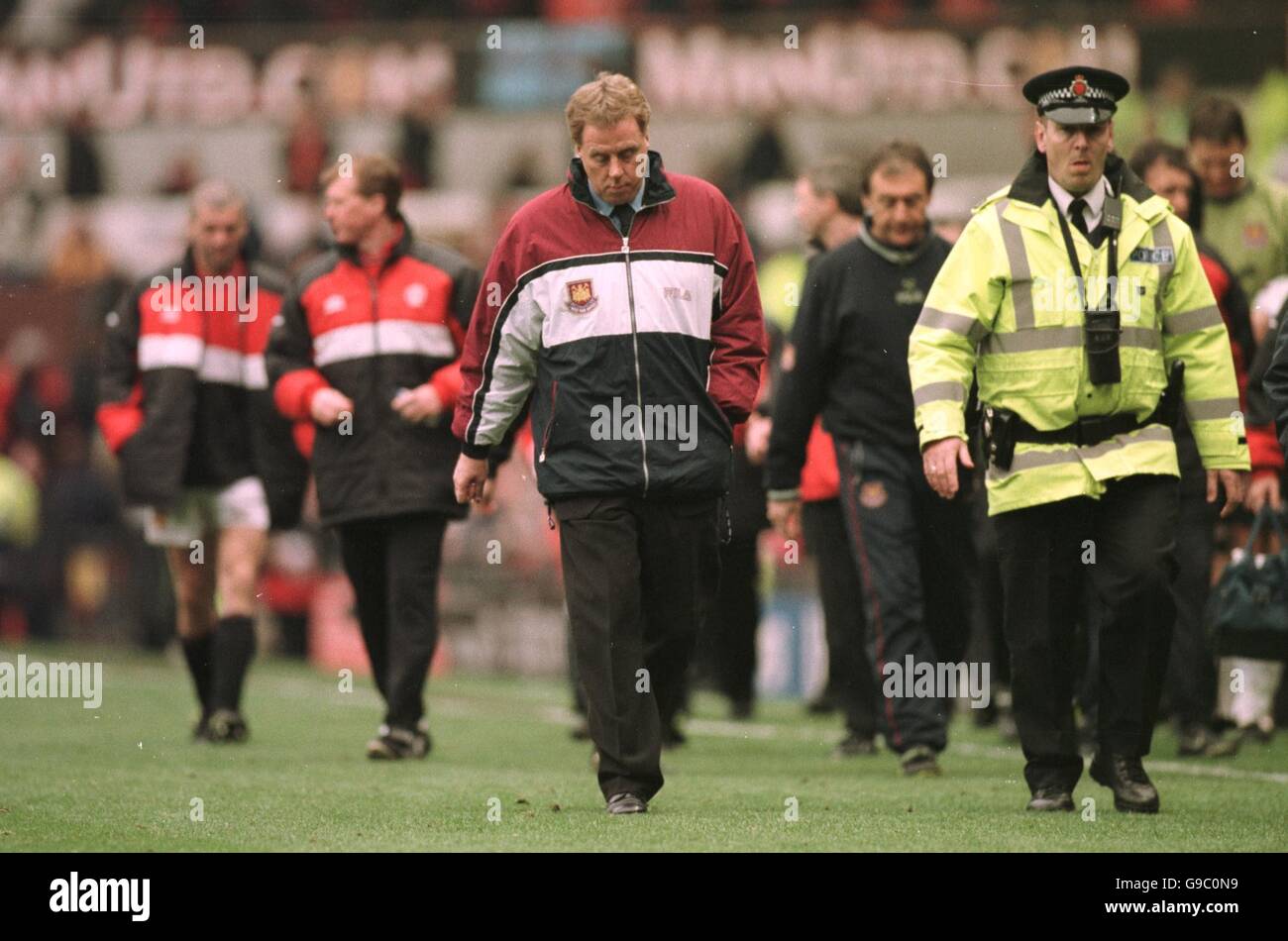 Football - FA Carling Premiership - Manchester United / West Ham United.Harry Redknapp, le directeur de West Ham United, se déroute après avoir vu son équipe perdre 7-1 Banque D'Images