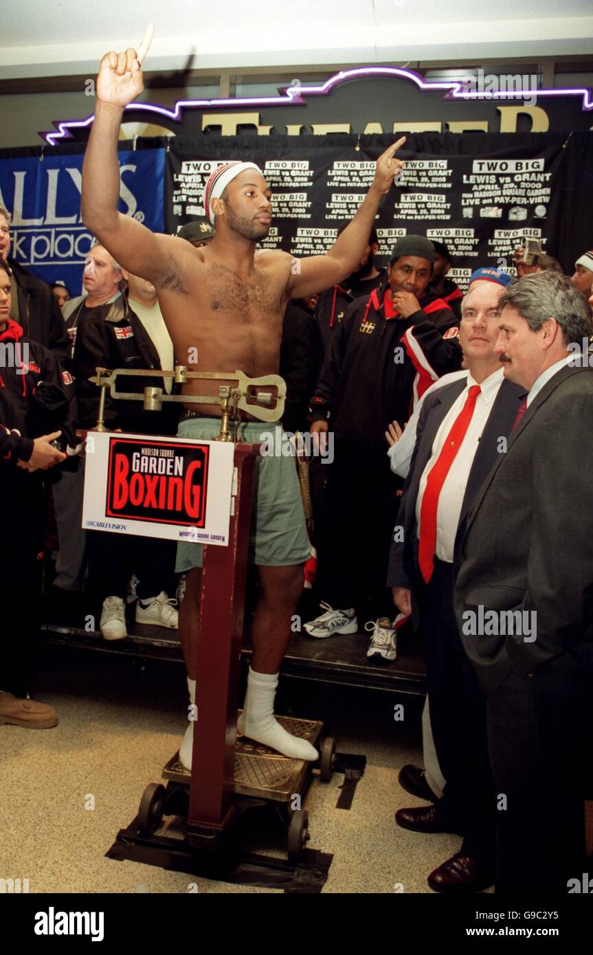 Boxe - WBC Heavyweight Championship - Lennox Lewis / Michael Grant - Madison Square Garden - Peser dans Banque D'Images