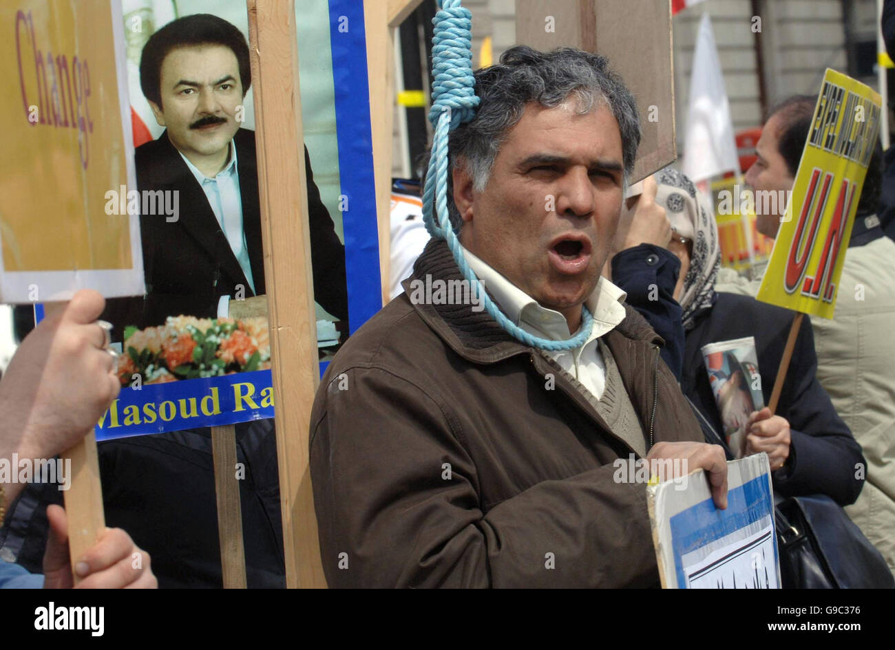 Des membres du mouvement de résistance iranien manifestent sur la place du Parlement à Londres, demandant au gouvernement et au Conseil de sécurité des Nations Unies de « réprimer le terrorisme débridé des mollahs » contre des citoyens irakiens innocents et des réfugiés politiques iraniens dans la ville d'Ashraf en Irak. Banque D'Images