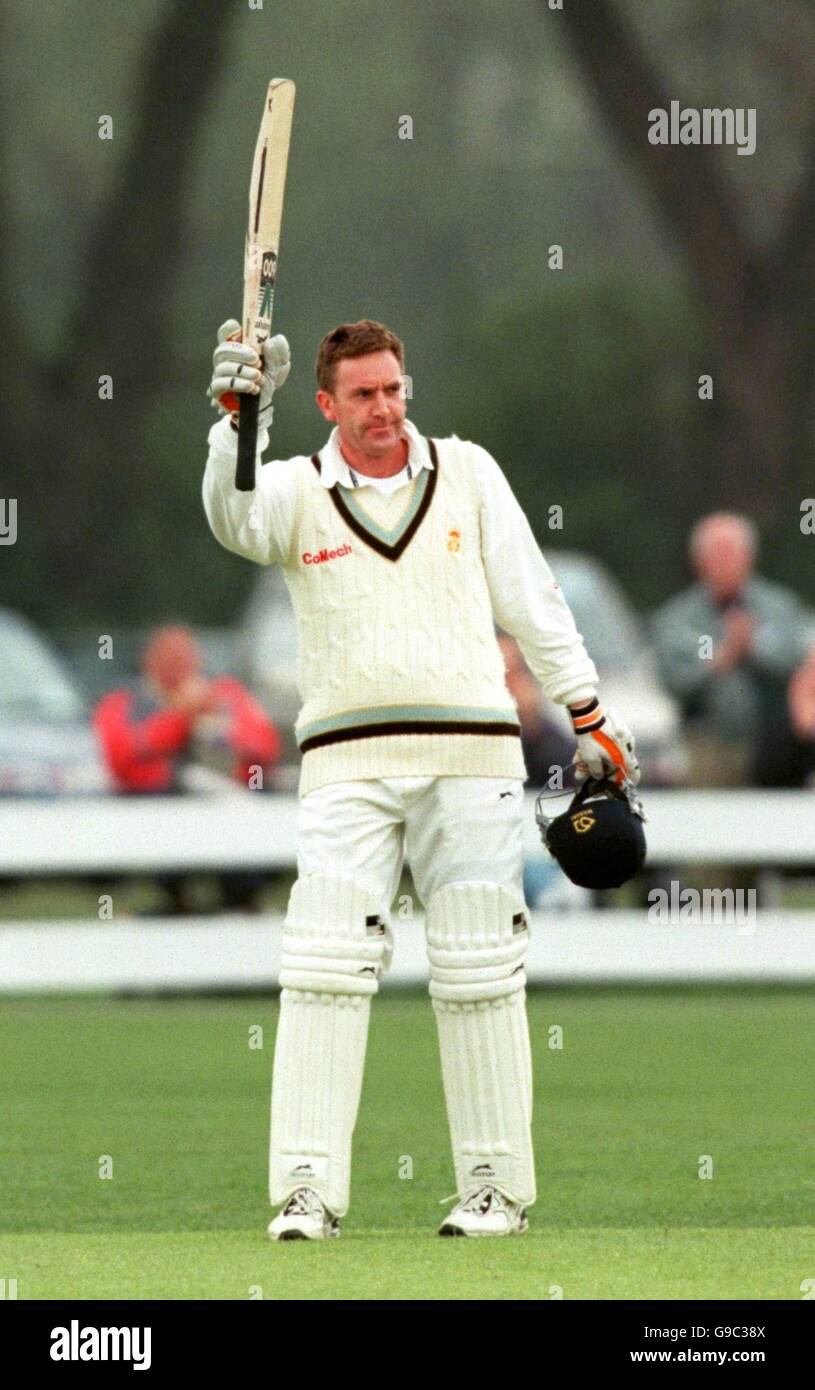 Cricket - PPP Healthcare County Championship - First Division - Derbyshire  / Leicestershire - troisième jour.Rob Bailey, de Derbyshire, célèbre son  siècle.Il a continué à faire 118 Photo Stock - Alamy