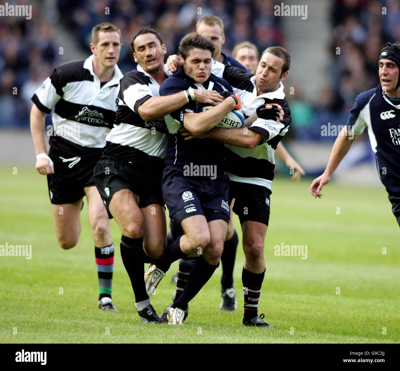 Le Marcus Di Rollo (C) d'Écosse est défié par Sonny Parker et Jason Spice de Barbarians lors du match international à Murrayfield, Édimbourg. Banque D'Images