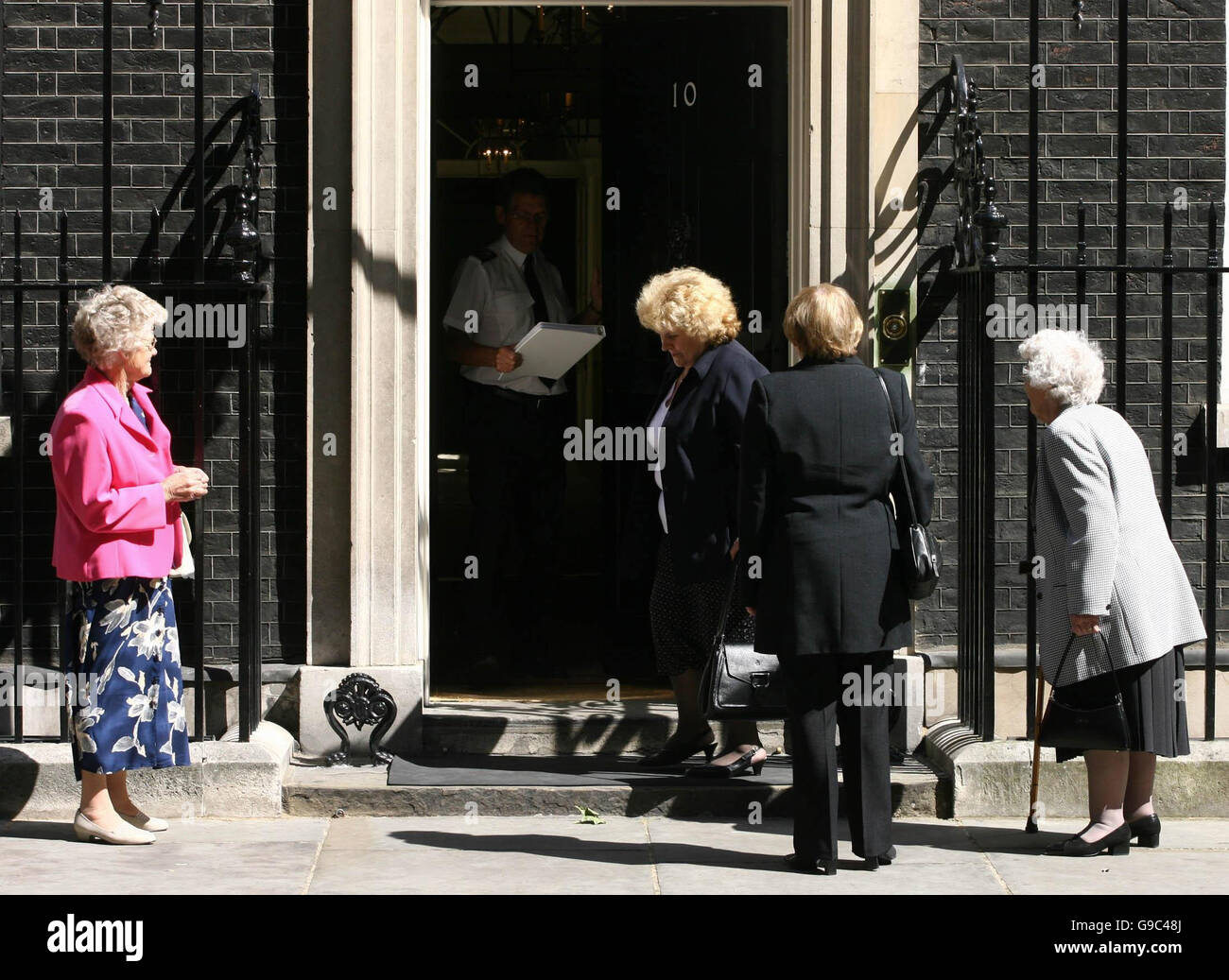 Jeannie Ritchie (au centre à gauche) se trouve à l'extérieur du 10 Downing Street, avec Irene Summers (à l'extrême gauche), Valerie Thain (au centre à droite) et Mary Nicol (à l'extrême droite) comme elles présentent une pétition au Premier ministre. Les quatre femmes ont toutes perdu leur mari lors de la catastrophe du chalutier Trident en 1974, et s'opposent aux projets d'arpentage de l'épave. Le crédit photo devrait se lire: Chris Young/PA. Banque D'Images