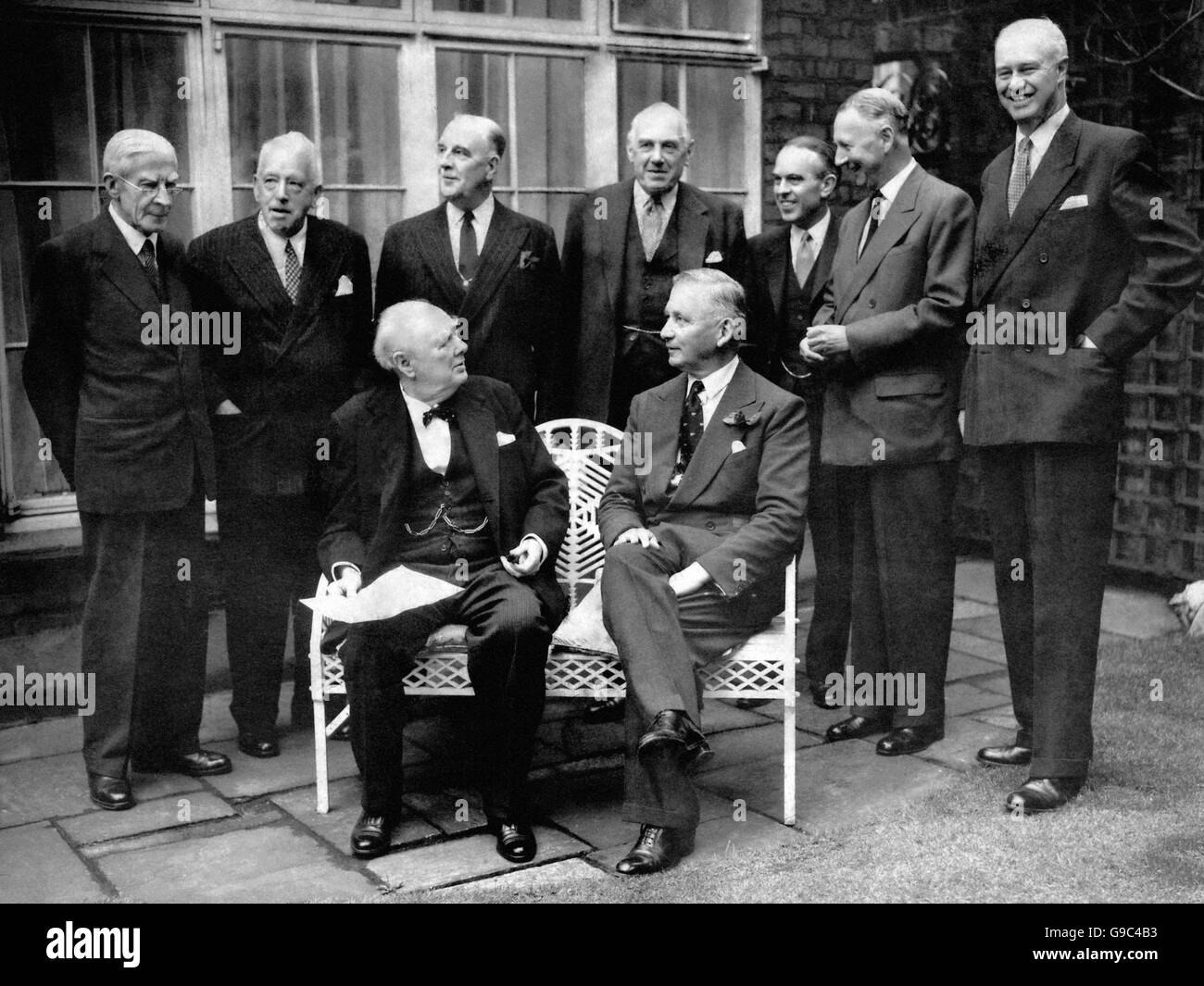 Sir Winston Churchill avec des collègues du Churchill College proposé pour l'Université de Cambridge à son domicile de Londres.Le vice-président Lord Tedder, chancelier de l'Université de Cambridge, est assis à côté de lui.Debout (l-r): Lord Adrian, Sir Alexander Fleck, Lord Godber, le vicomte Chandos, M. JR Colville (non administrateur) Vice-président du comité d'appel, Lord Knollys (non administrateur) Président du comité d'appel et Professeur Sir Alexander Todd. Banque D'Images