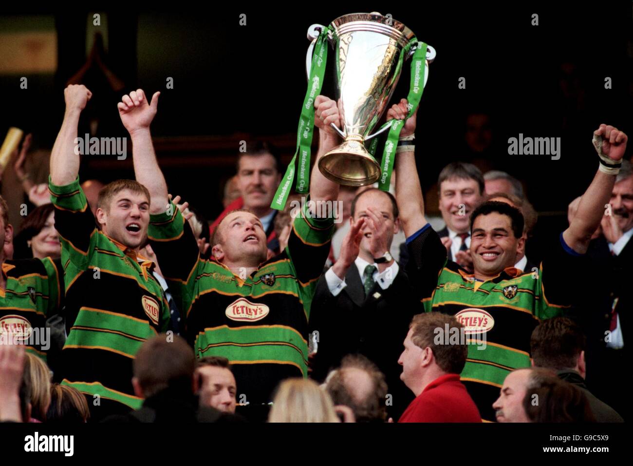 Rugby Union - coupe d'Europe Heineken - finale - Northampton v Munster.Pat Lam (r), Tim Rodber (c) et Ben Cohen (l) de Northampton célèbrent avec la coupe d'Europe après leur victoire de 9-8 Banque D'Images