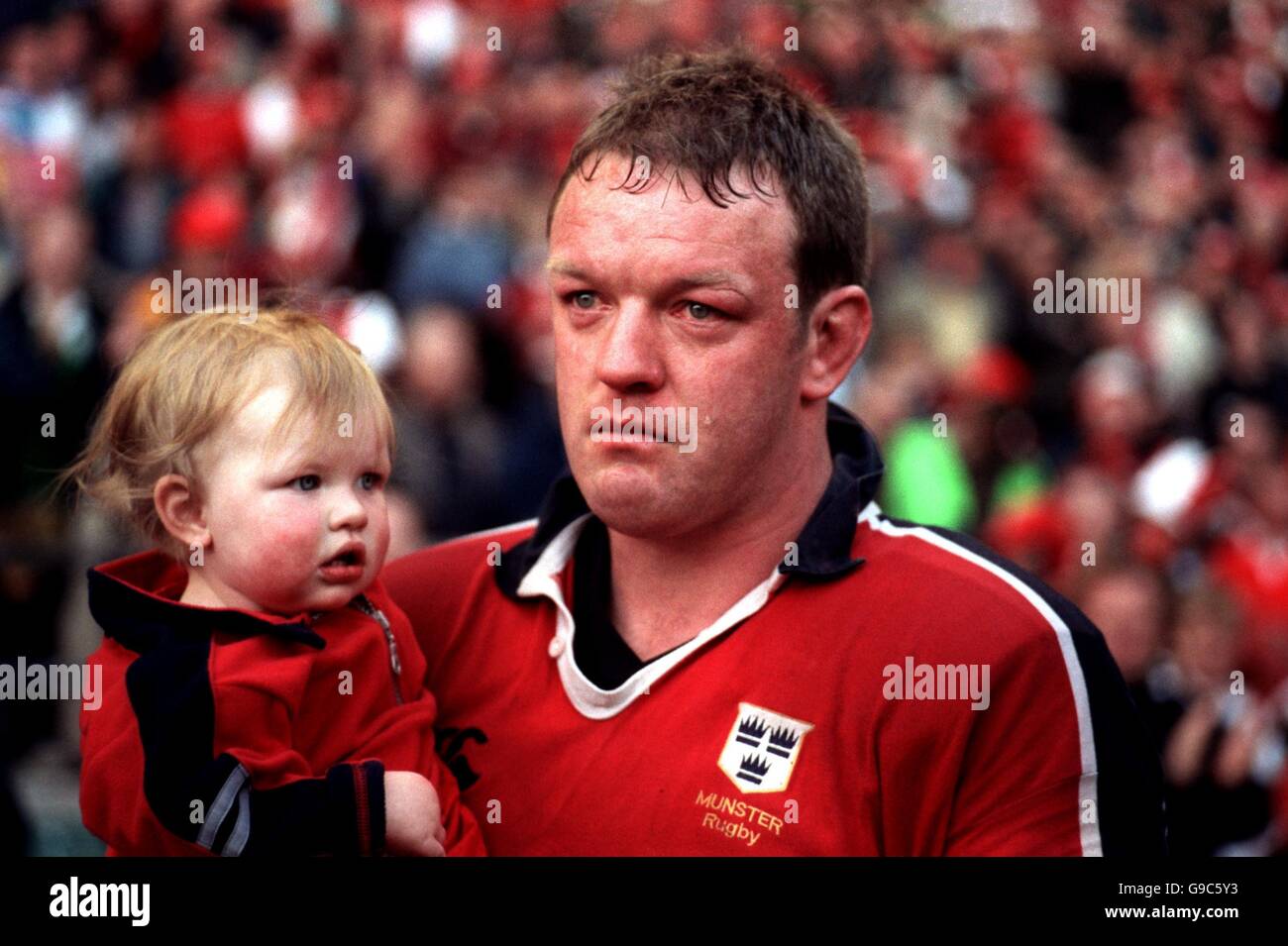 Rugby Union - coupe d'Europe Heineken - finale - Northampton v Munster.Le capitaine de Munster Mick Galwey pleure après la défaite de son équipe par Northampton lors de la finale de la coupe d'Europe Banque D'Images