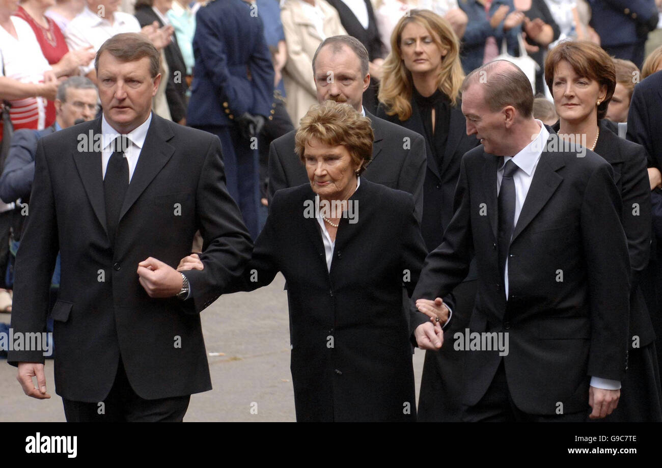 Maureen Haughey, veuve de l'ancien Premier ministre irlandais Charles Haughey (centre) et ses fils Connor (à gauche) et Keiran (droite) arrivent pour ses funérailles à l'église Notre Dame de Consolation dans Donnycarney, Co Dublin. Banque D'Images