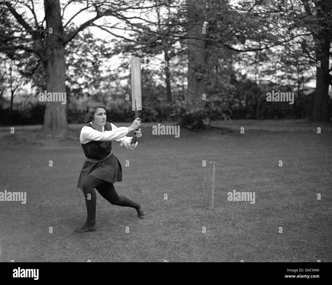 Cricket - Women's Cricket - Mary Turner - Cobham - 1930 Banque D'Images