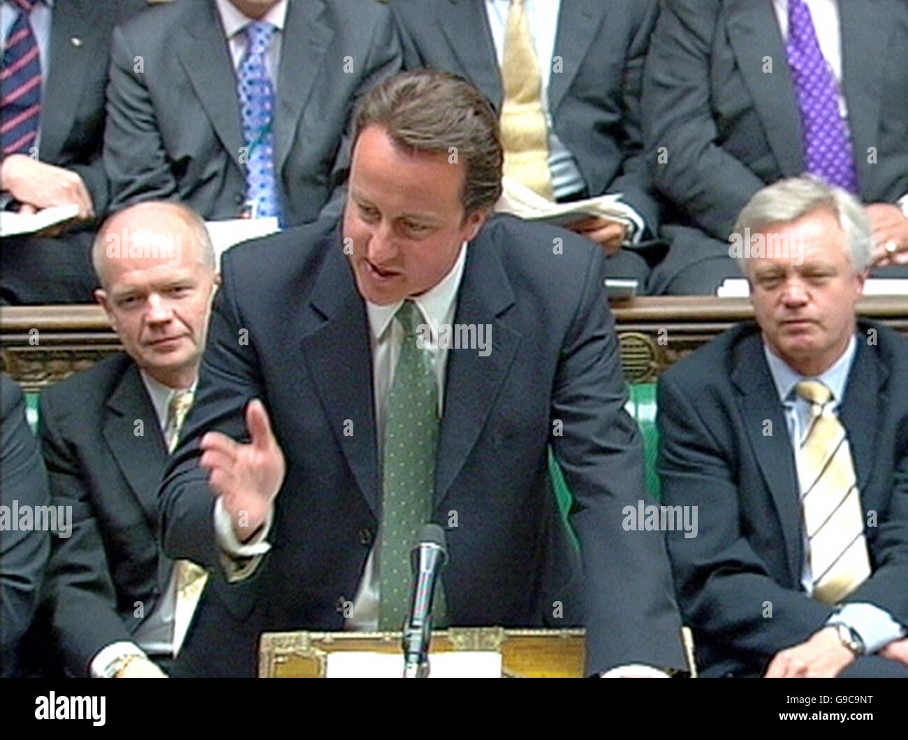 Le chef conservateur David Cameron parle lors des questions du premier ministre à la Chambre des communes, à Londres. Banque D'Images
