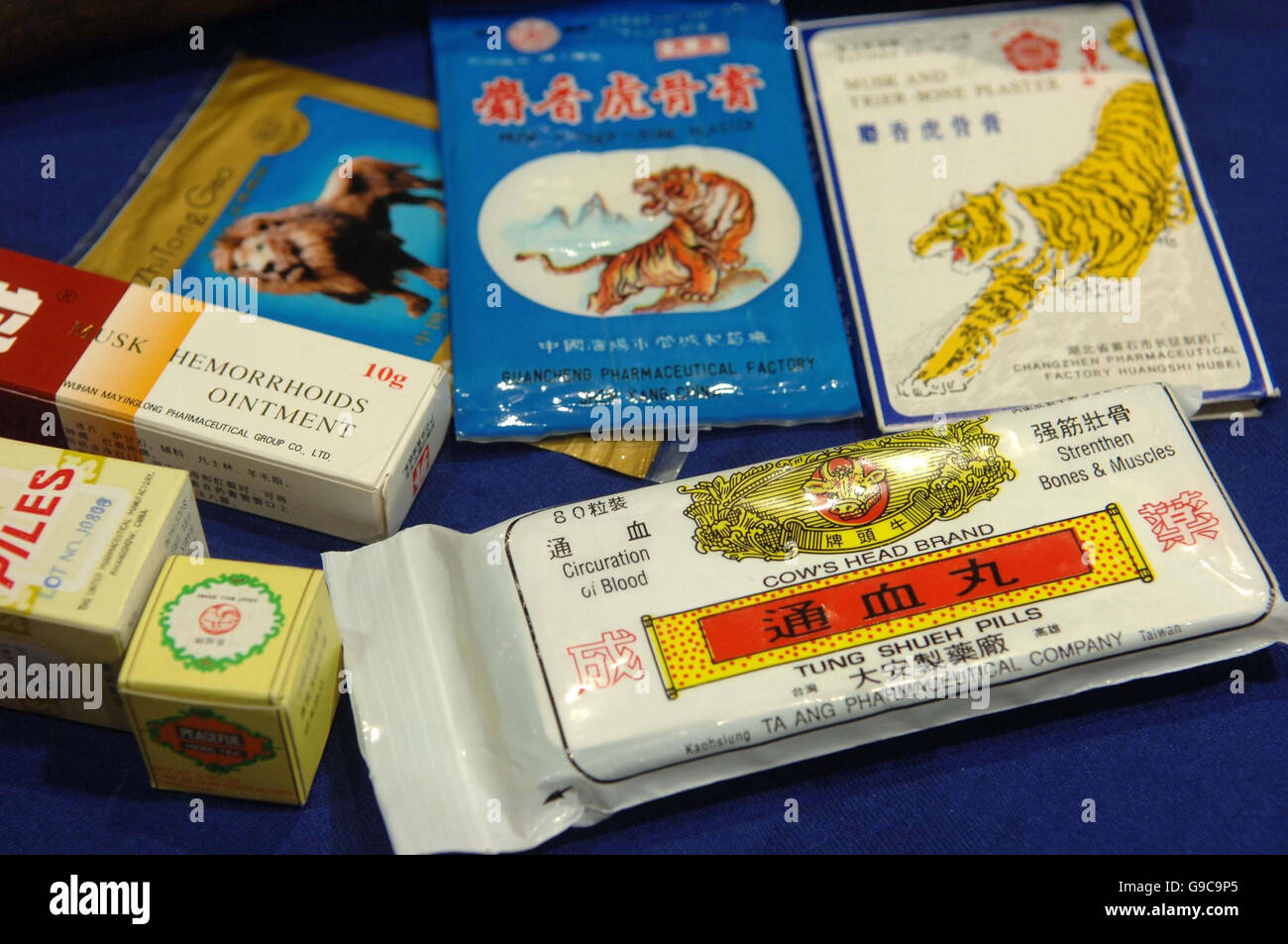 Une gamme de médicaments chinois qui peut contenir des poisons et des parties d'espèces à la Trading Standards Institute à Londres . Banque D'Images