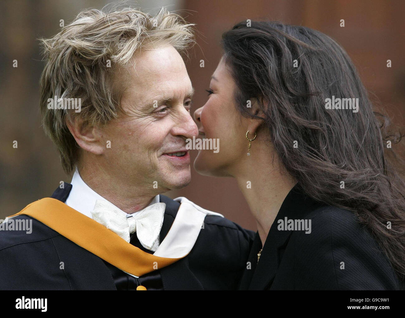 La star hollywoodienne Michael Douglas devant le Jeune Hall de St Andrews, en Écosse, avec sa femme Catherine Zeta Jones après avoir obtenu son diplôme honorifique. Banque D'Images