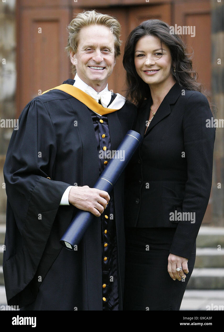 Hollywood star Michael Douglas avec sa femme Catherine Zeta Jones à l'extérieur de l'hôtel de jeunes à St Andrews, en Écosse, où il a reçu un doctorat honorifique. Banque D'Images