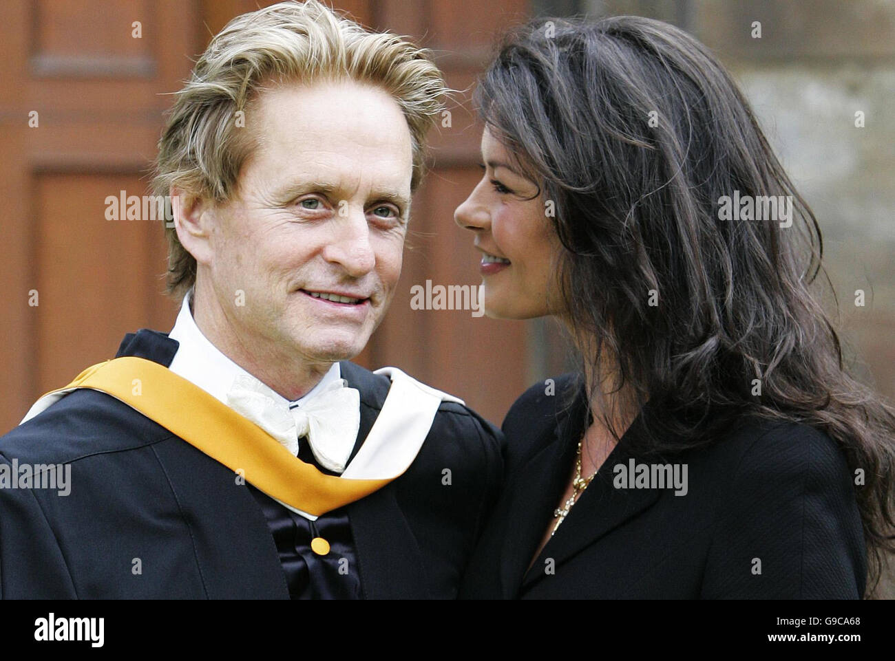 Hollywood star Michael Douglas avec sa femme Catherine Zeta Jones à l'extérieur de l'hôtel de jeunes à St Andrews, en Écosse, où il a reçu un doctorat honorifique. Banque D'Images