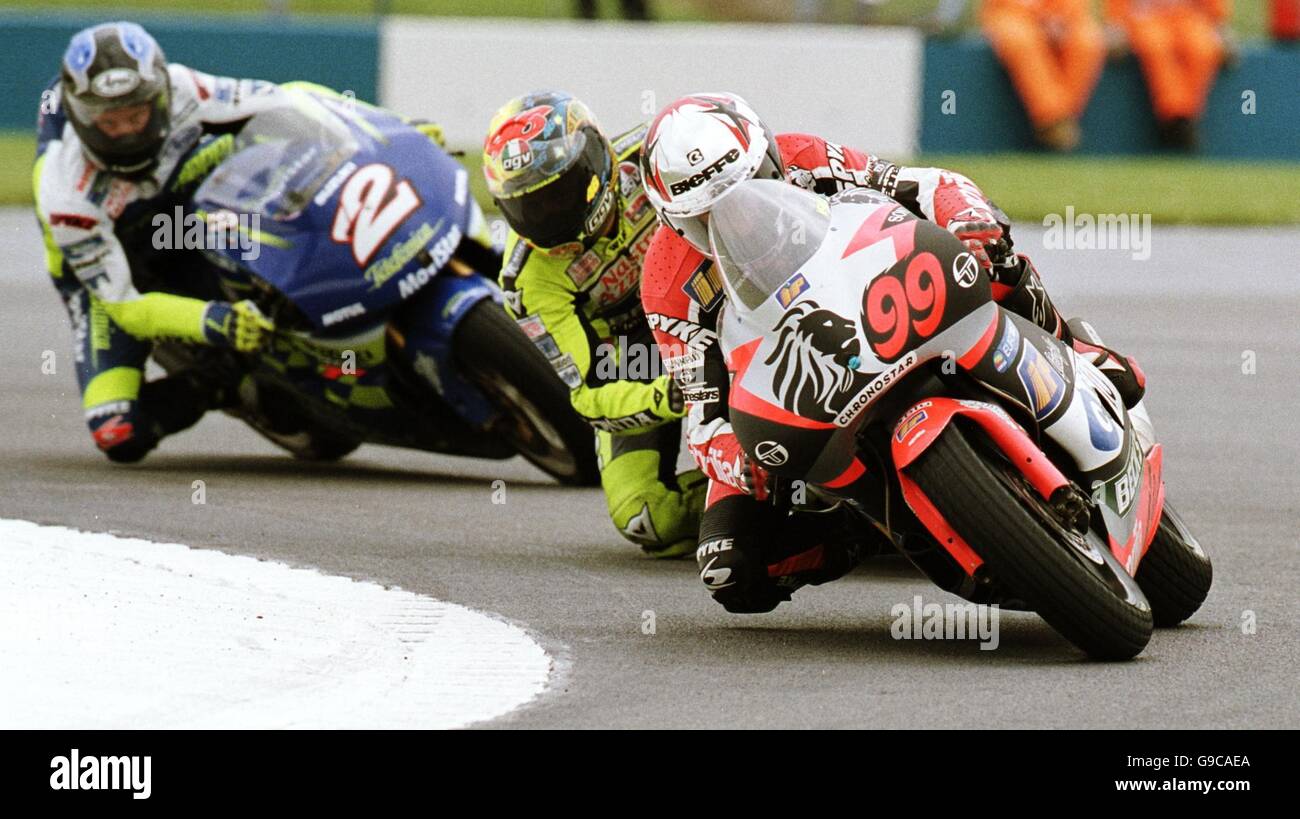 Jeremy McWilliams, en Grande-Bretagne, est à la tête de la course de 500 cc du gagnant final Valentino Rossi et du leader du championnat Kenny Roberts, avant de se placer troisième au parc Donington Banque D'Images