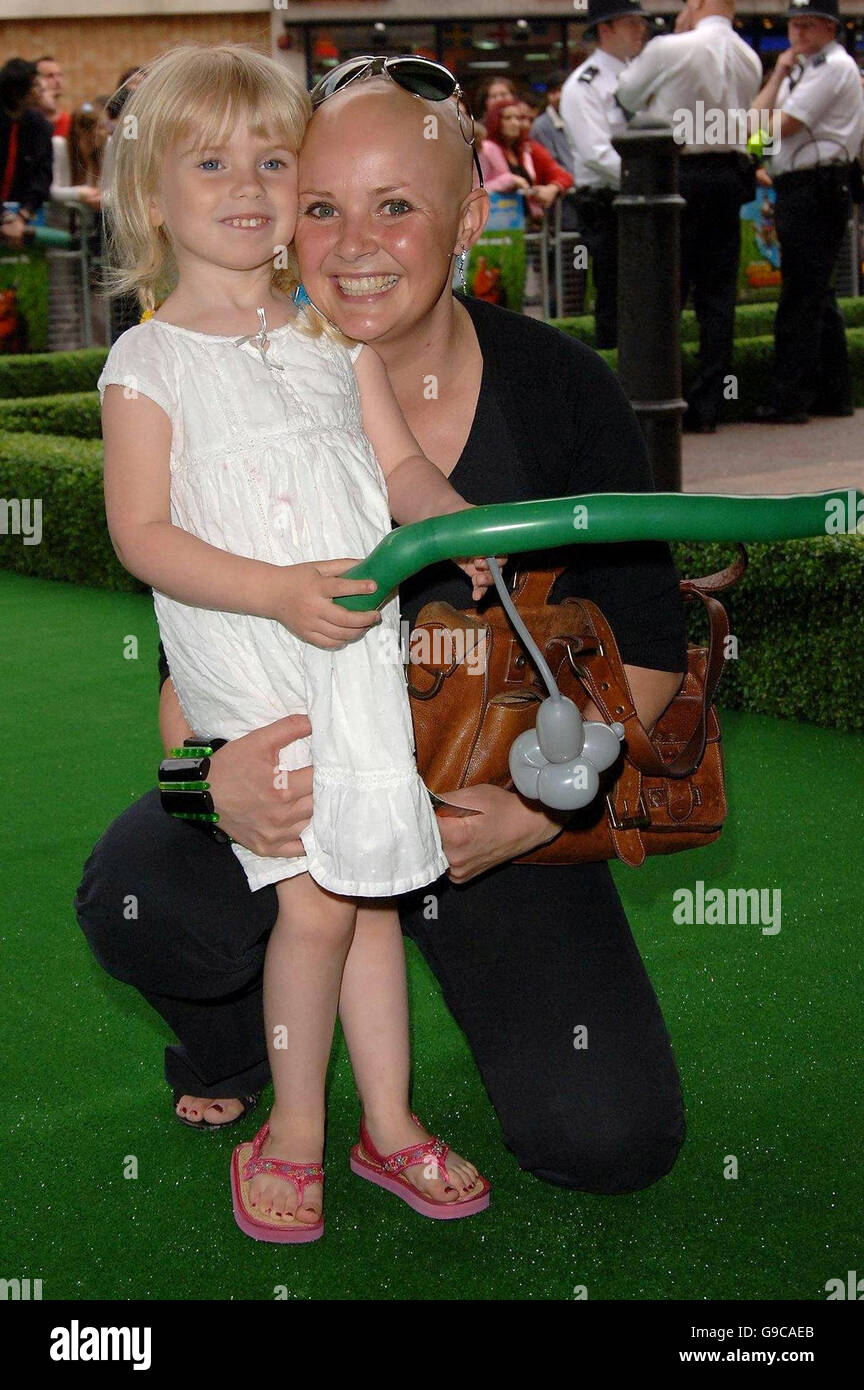 Gail porter et sa fille Honey arrivent pour la première du film britannique de Over the Hedge, au cinéma vue West End, dans le centre de Londres. Banque D'Images