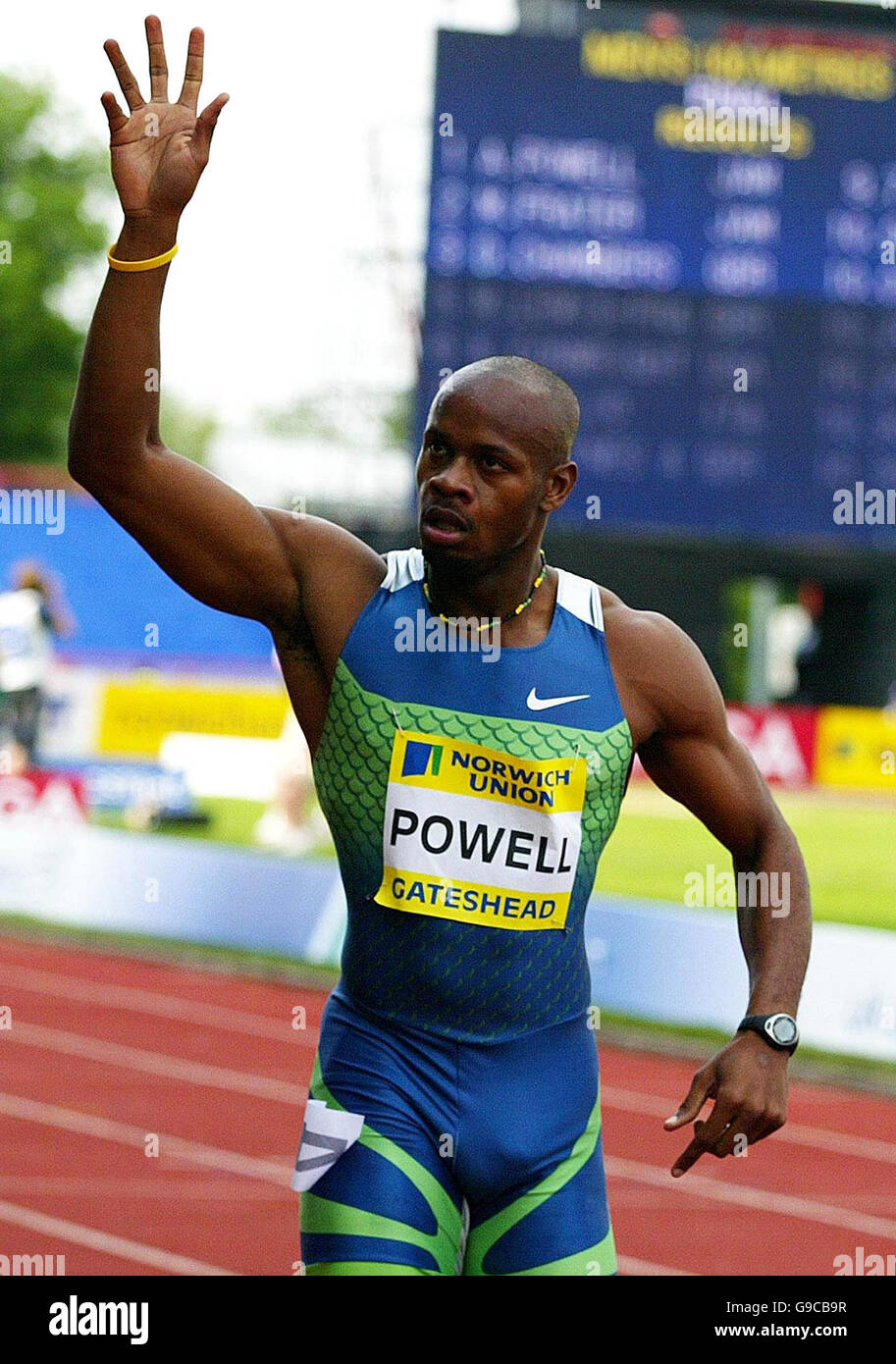 Asafa Powell célèbre en Jamaïque son record du monde de 9.77 secondes en  remportant la finale masculine de 100 m au Grand Prix de l'Union de  Norwich, à Gateshead Photo Stock - Alamy