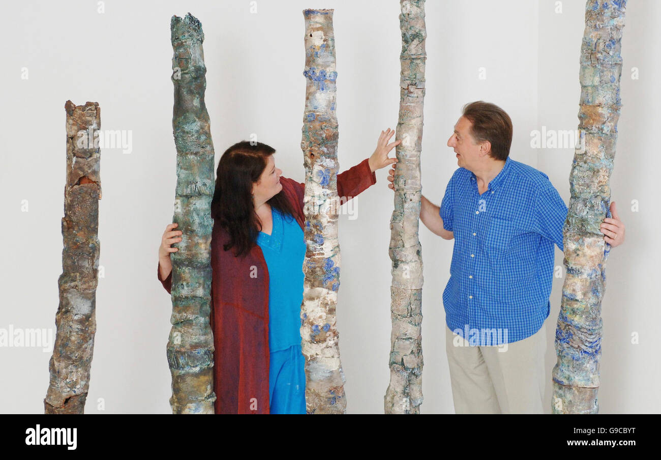 L'artiste de céramique Emma Fenelon avec des arbres de céramique elle a émaillé avec des cendres humaines, avec Michael Wilkinson qui a donné les cendres de ses parents tardifs, John et Lily Wilkinson, pour deux des œuvres.Il a choisi de ne pas savoir lequel. Banque D'Images