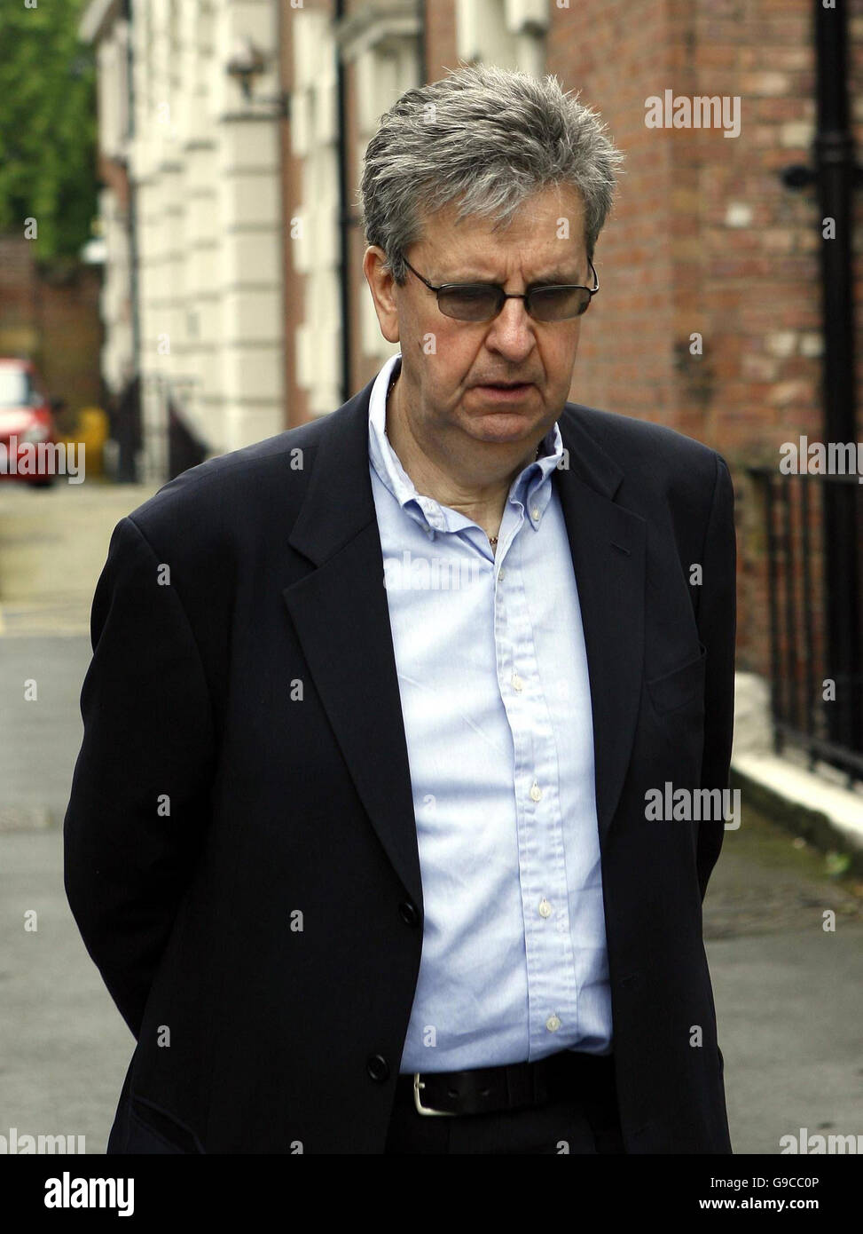 Tony Owen arrive au tribunal du coroner de Cheshire à Warrington pour l