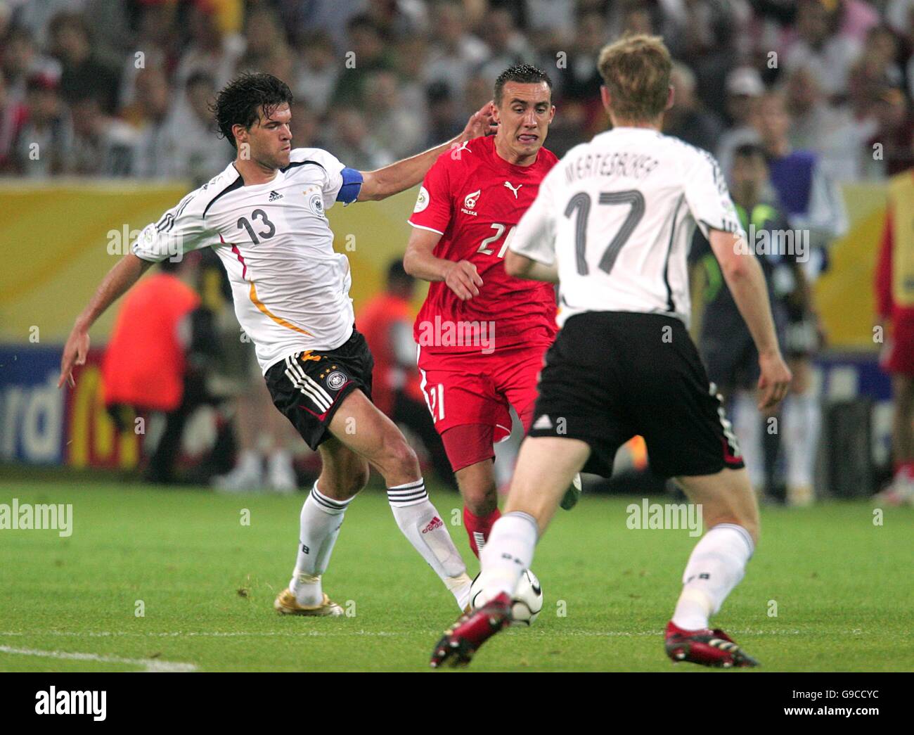 Football - coupe du monde de la FIFA 2006 Allemagne - Groupe A - Allemagne  / Pologne - signal Iduna Park.Michael Ballack (l), en Allemagne, s'attaque  à Ireneusz Jelen (c), en Pologne Photo Stock - Alamy